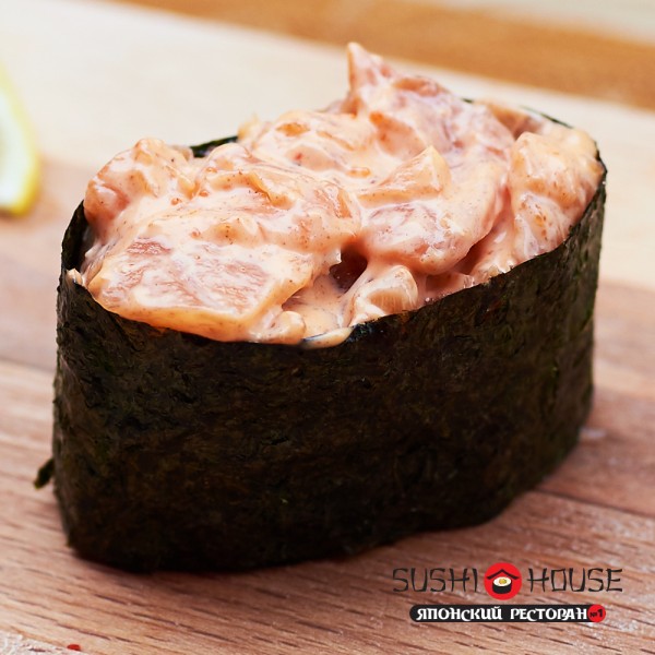 Гункан суши спайси с лососем